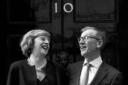 Theresa May, primera ministra de Gran Bretaña, y su marido, Philip John May, ayer, en Downing Street, Londres. Foto: Justin Tallis, Afp