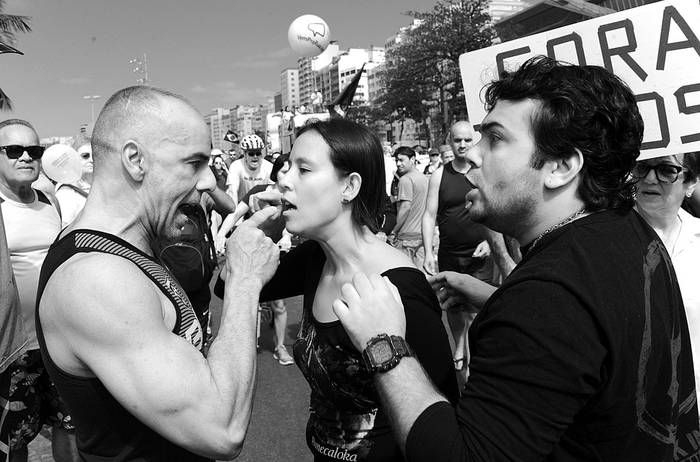 Partidarios y opositores de Dilma Rousseff y Luiz Inácio Lula da Silva, ayer, en la playa de Copacabana, en Río de Janeiro. Foto: Marcelo Tasso, Afp