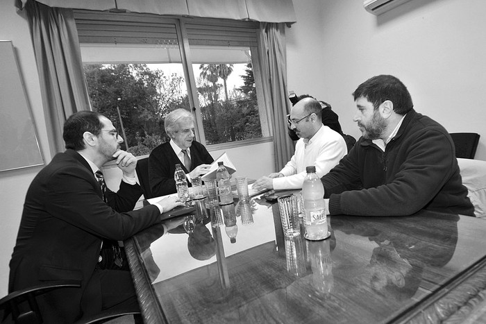 Juan Andrés Roballo, Tabaré Vázquez, Marcelo Abdala y Fernando Pereira, ayer, en la residencia presidencial de Suárez y Reyes. Foto: Federico Gutiérrez