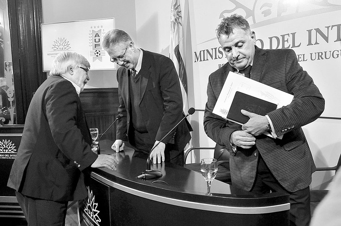 Eduardo Bonomi, Jorge Vázquez y Wilmar Valdez, ayer, luego de la rueda de prensa en el Ministerio del Interior. Foto: Federico Gutiérrez