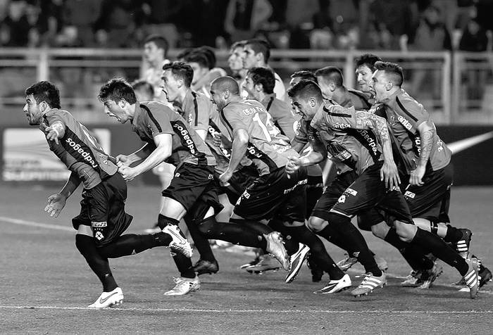 Los jugadores de Wanderers festejan el triunfo ante O’Higgins, de Chile, ayer, en Rancagua, Chile. Foto: Claudio Reyes, Afp