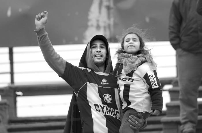 Hinchas de Wanderers, ayer en el estadio Luis Franzini. Foto: Pablo Vignali