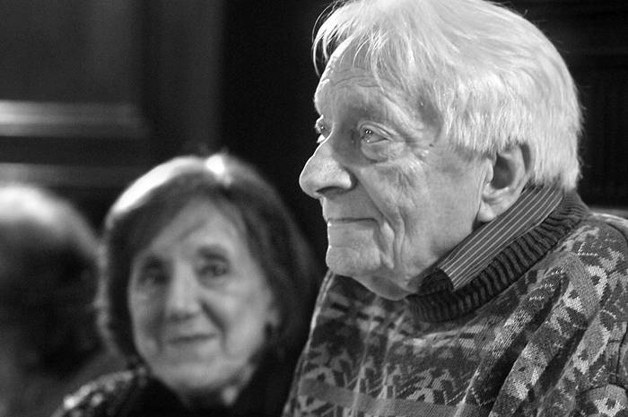 Guillermo Chifflet en el festejo de sus noventa años junto a su compañera Julia Amoretti. Foto: Federico Gutiérrez
