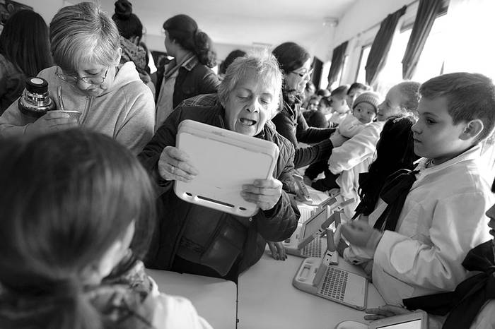 Actividad por la Semana de las Teconologías del Aprendizaje y el Conocimiento en la escuela 174. Foto: Santiago Mazzarovich