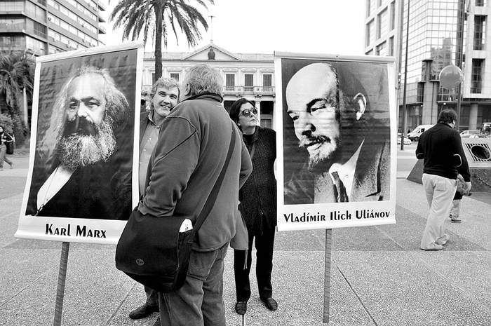 Movilización por el aniversario del Partido Comunista del Uruguay, ayer, en la plaza Independencia. Foto: Federico Gutiérrez