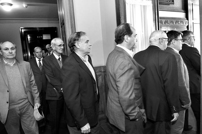 Oficiales retirados de las Fuerzas Armadas asisten, ayer, a la Comisión de Hacienda del Senado. Foto: Federico Gutiérrez