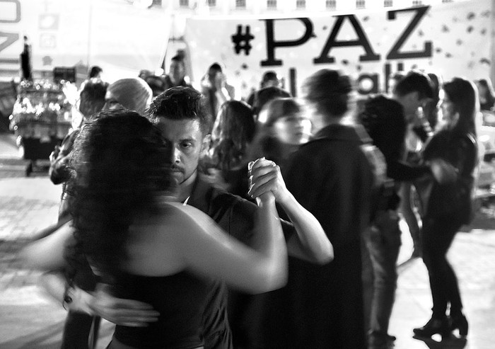 Celebración por el nuevo acuerdo de paz, ayer, en la plaza principal de Bogotá. Foto: Guillermo Legaria, AFP