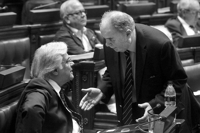 Gonzalo Mujica y Jaime Trobo, ayer, durante la sesión de la Cámara de Diputados. Foto: Federico Gutiérrez