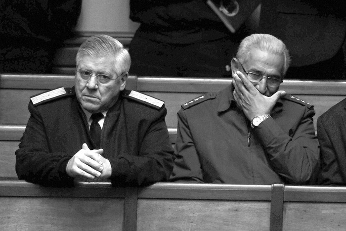 Leonardo Alonso, comandante en jefe de la Armada, y Nelson Pintos, jefe del Estado Mayor de la Defensa, ayer, en la barra de la Cámara de Senadores. Foto: Federico Gutiérrez