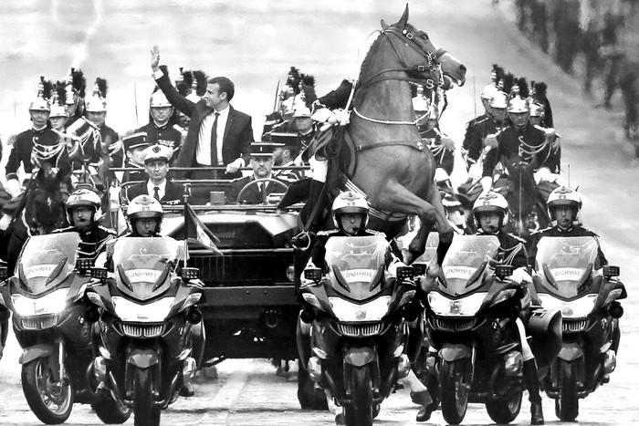 El nuevo presidente francés, Emmanuel Macron, recorre la avenida de los Campos Elíseos, ayer, después de asumir el cargo. Foto: Michel Euler, AFP