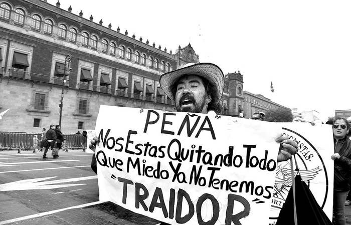 Manifestantes llegan a El Zócalo para exigir la dimisión del presidente Enrique Pena Nieto, ayer, en  Ciudad de México. Foto: Yuri Cortez, AFP