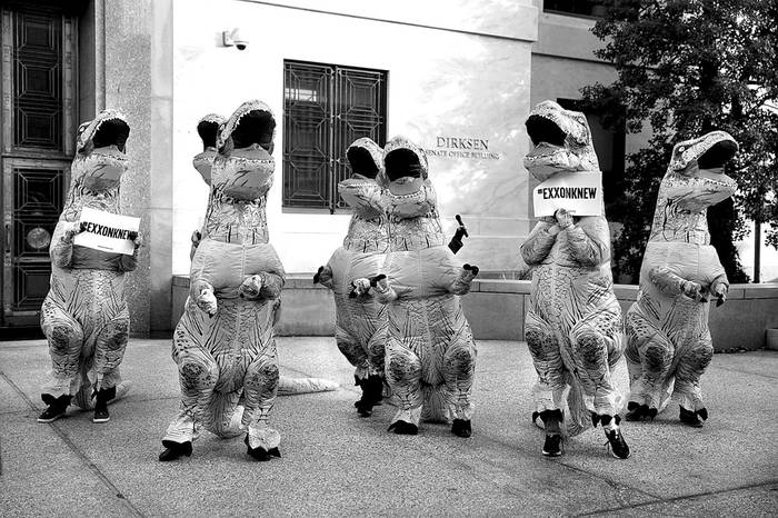 Un grupo de activistas se manifiestan contra el nominado secretario de Estado Rex Tillerson, ayer, fuera del edificio de oficinas del Senado de Dirksen, en Washington. Foto: Aaron P. Bernstein, AFP