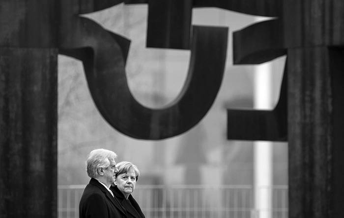 Tabaré Vázquez, presidente de Uruguay, y Angela Merkel, canciller alemana, pasan revista a la guardia de honor antes de la reunión en la cancillería, ayer, en Berlín. Foto: Odd Andersen, AFP