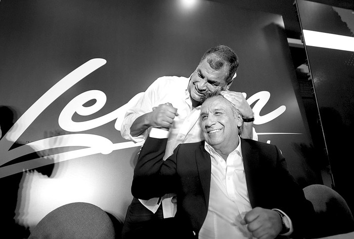 Rafael Correa (i), presidente ecuatoriano y Lenin Moreno, candidato presidencial oficialista, ayer, en un hotel de Quito, Ecuador. Foto: Rodrigo Buendia, AFP