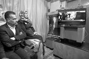 Los padres del palestino Abdul Fatah al-Sharif, que fue asesinado a tiros en el suelo por el soldado israelí Elor Azaria, observan por televisión el veredicto del juicio del soldado, ayer, en Hebrón. Foto: Hazem Bader, AFP