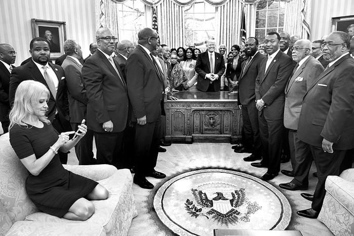 Kellyanne Conway (i), consejera presidencial, luego de tomar una foto del presidente estadounidense Donald Trump y líderes de universidades, ayer, en el despacho Oval de la Casa Blanca. Foto: Brendan Smialowski, AFP