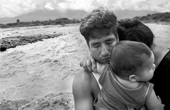Habitantes cercanos a la ciudad de Chiclayo, Perú, en la orilla del río Zana. Foto: Julio Reaño, AFP