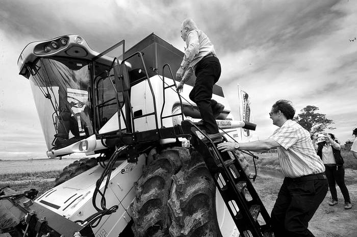 Tabaré Aguerre y Alfredo Lago, en el lanzamiento de la zafra de arroz, ayer, en Cebollatí, Rocha. Foto: Federico Gutiérrez