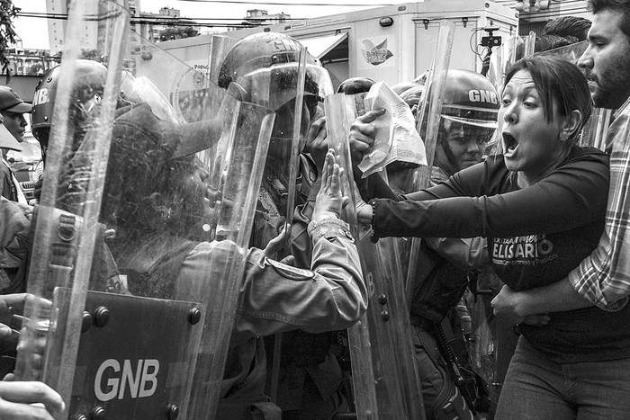 Amelia Belisario, diputada opositora, durante una protesta, ayer, ante el Tribunal Supremo en Caracas, Venezuela. Foto: Juan Barreto, AFP