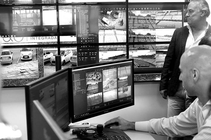 Monitoreo de las cámaras de reconocimiento facial del estadio Centenario. Foto: Pablo Vignali