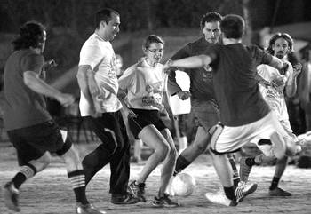 Expertos que asistieron a la conferencia internacional ACM, sobre asteroides, cometas y meteoros, ayer, en la cancha de baby fútbol del club Maeso. Foto: Andrés Cuenca Expertos que asistieron a la conferencia internacional ACM, sobre asteroides, cometas y meteoros, ayer, en la cancha de baby fútbol del club Maeso. Foto: Andrés Cuenca