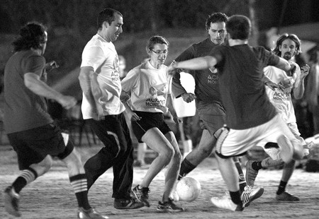 Expertos que asistieron a la conferencia internacional ACM, sobre asteroides, cometas y meteoros, ayer, en la cancha de baby fútbol del club Maeso. Foto: Andrés Cuenca Expertos que asistieron a la conferencia internacional ACM, sobre asteroides, cometas y meteoros, ayer, en la cancha de baby fútbol del club Maeso. Foto: Andrés Cuenca