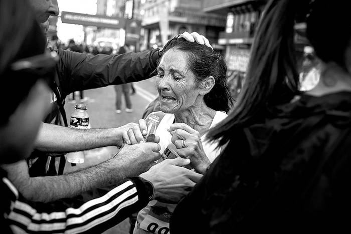 Nelly Portillo, tras ganar la cuarta maratón de Montevideo, ayer, frente a la Intendencia. Foto: Ricardo Antúnez / Adhocfotos