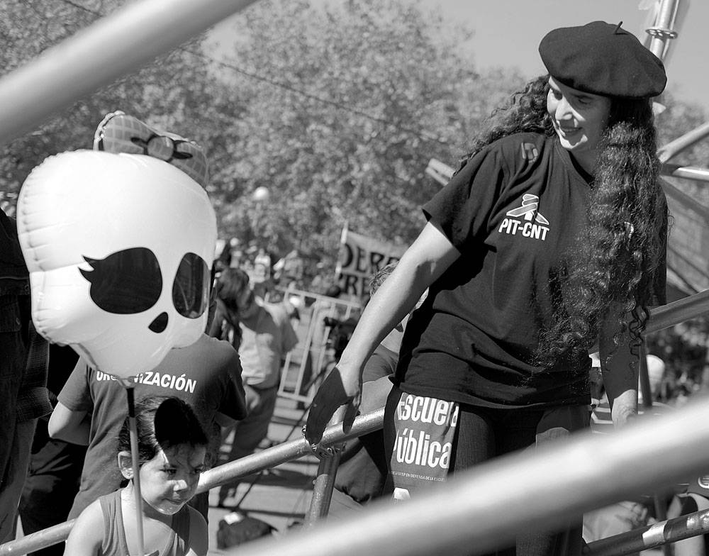 Fernanda Aguirre, dirigente del Sindicato Único Gastronómico y Hotelero del Uruguay, ayer, en el acto del PIT-CNT, en la plaza Mártires de Chicago. Foto: Pablo Vignali