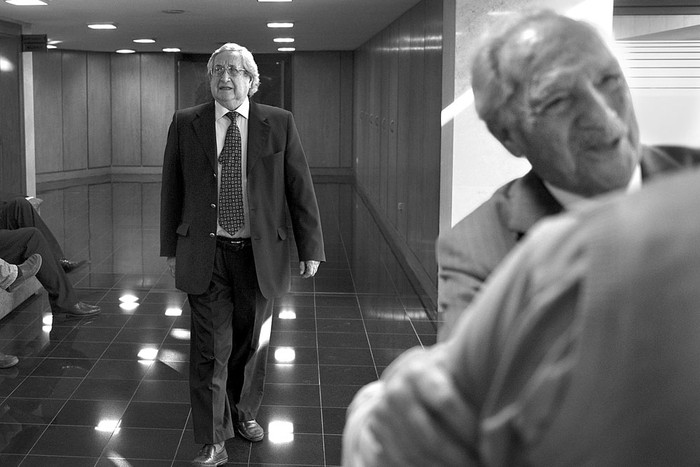 Raúl Iturria y Antonio Marchesano, antes de ingresar a la comisión investigadora sobre posibles actos ilegales de inteligencia del Estado, ayer, en el edificio anexo del Palacio Legislativo. Foto: Andrés Cuenca