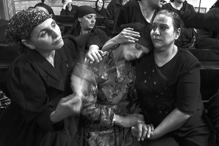 Parientes de cristianos coptos muertos en un ataque en Egipto, durante el entierro en la catedral de Abu Garnous, en la ciudad norteña de Minya de Maghagha. Foto: Mohamed El Shahed, AFP