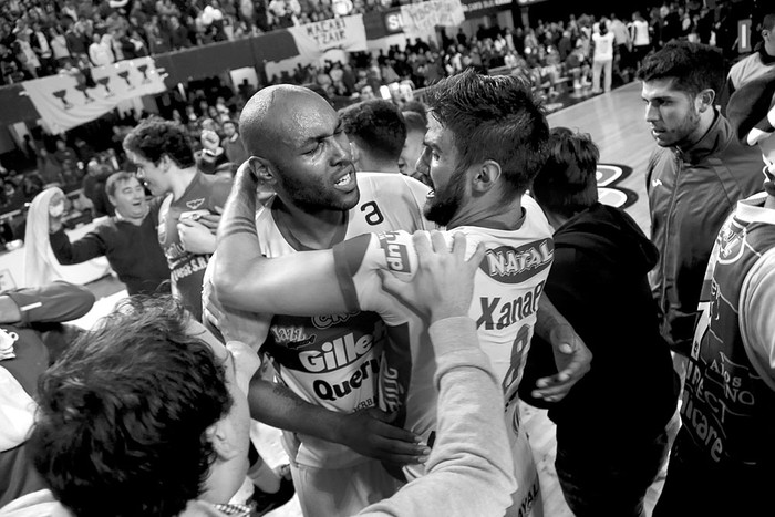 Los jugadores de Aguada Dwayne Curtis y Miguel Barriola, festejan la victoria sobre Hebraica y Macabi, anoche, en el Palacio Peñarol. Foto: Pablo Nogueira