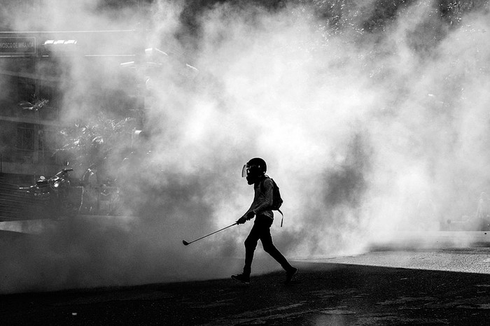 Un activista opositor durante enfrentamientos con la policía antidisturbios, ayer, en Caracas. Foto: Federico Parra, AFP