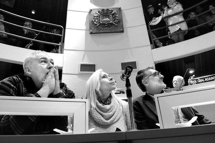 Horacio Rótulo, Karina Pankievich y Fernando Frontán, activistas por los derechos LGBT, ayer, en la Junta Departamental de Montevideo. Foto: Andrés Cuenca