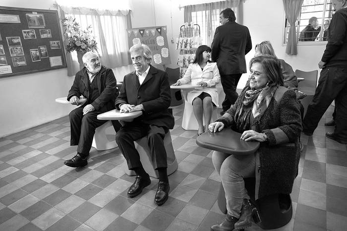 Wilson Netto, Tabaré Vázquez e Irupé Buzzetti, ayer, en la inauguración de las obras de remodelación de la escuela rural 58, Bañado Medina, en camino Paso de los Carros, Cerro Largo. Foto: Pablo Nogueira