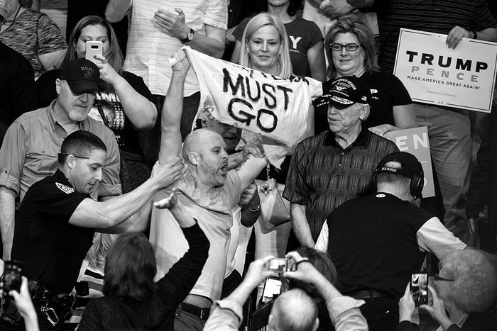Un manifestante es retirado durante un acto de Donald Trump, ayer, en el centro de Covelli, en Youngstown, Ohio. Foto: Justin Merriman, AFP