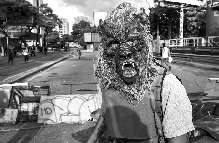 Un activista anti gobierno, en una calle bloqueada durante los enfrentamientos, ayer, en Caracas, Venezuela. Foto: Ronaldo Schemidt, AFP