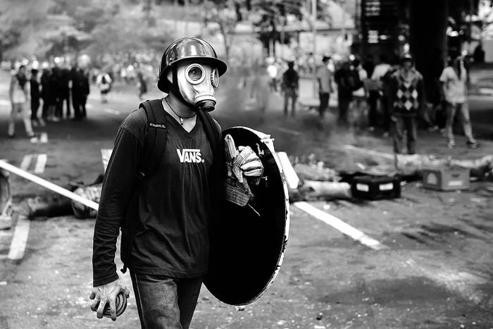 Activistas anti-gobierno durante una protesta contra las elecciones para una Asamblea Constituyente, ayer, en Caracas, Venezuela. Foto: Ronaldo Schemidt, AFP