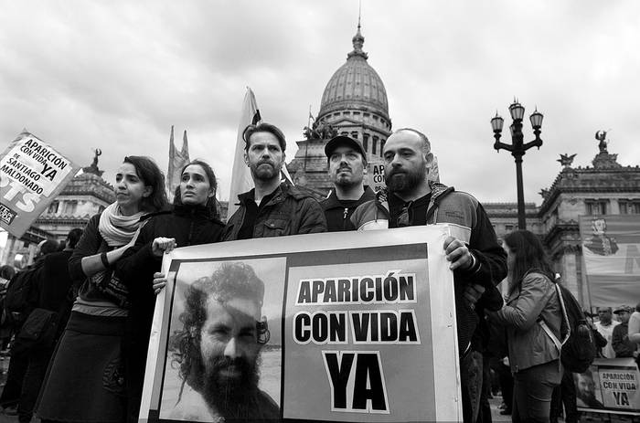 Manifestación por Santiago Maldonado, ayer, frente al Congreso Argentino, en Buenos Aires. Foto: Juan Mabromata, AFP