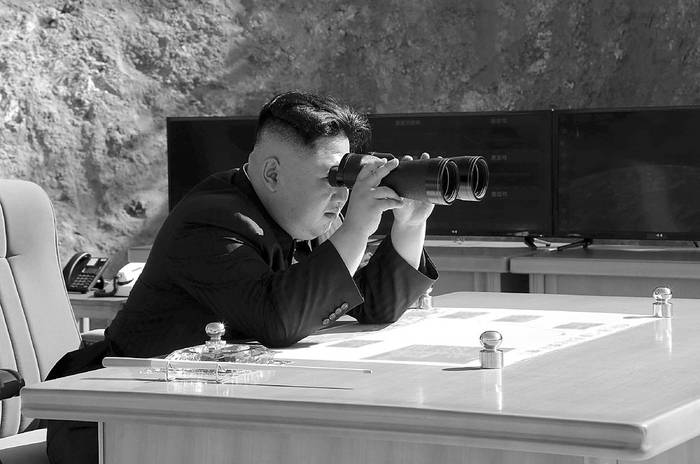 Kim Jong-un observa una prueba del misil balístico intercontinental Hwasong-14, el 4 de julio, en una ubicación no revelada. Foto: AFP, s/d de autor