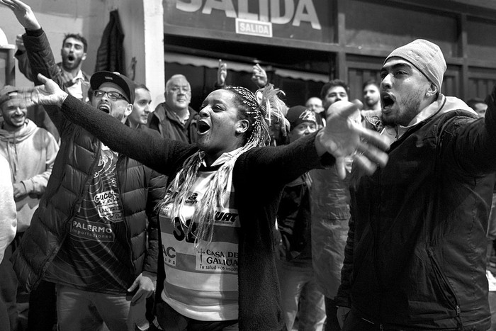 Hinchas de Atenas, anoche, en la cancha de Verdirrojo. Foto: Andrés Cuenca