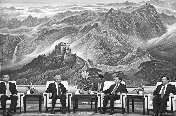 Rodolfo Nin Novoa y Tabaré Vázquez reunidos con Zhang Dejiang (c), presidente de la Asamblea Popular Nacional de China. Foto: Walter Paciello (archivo, octubre de 2016)