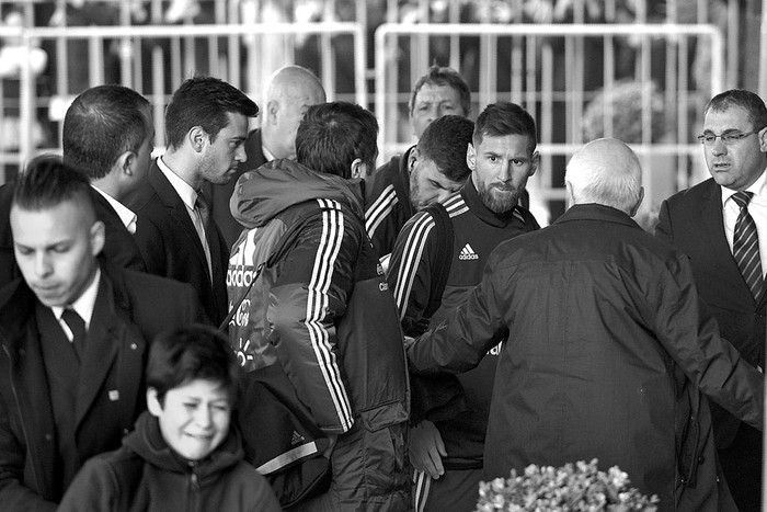 Lionel Messi, ayer, al llegar a un hotel de Punta Carretas. Foto: Miguel Rojo, AFP