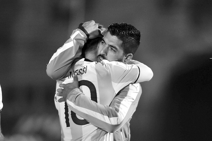 Lionel Messi y Luis Suárez, anoche, en el estadio Centenario. Foto: Pablo Vignali