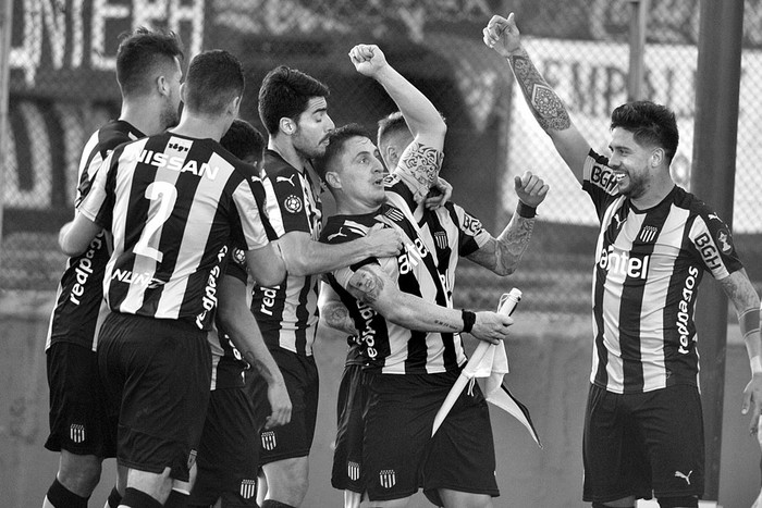 Cristian Rodríguez (c), festeja junto a sus compañeros el primer gol de Peñarol en el clásico, ayer, en el estadio Centemario. Foto: Federico Gutiérrez