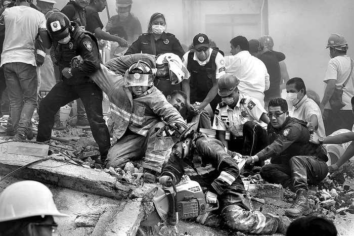 Bomberos, policías, y voluntarios, rescatan un sobreviviente del terremoto, ayer en Ciudad de México. Foto: Yuri Cortez, AFP