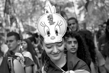 Manifestación de estudiantes pro-referéndum, ayer, en Barcelona. Foto: Josep Lago, AFP Manifestación de estudiantes pro-referéndum, ayer, en Barcelona. Foto: Josep Lago, AFP