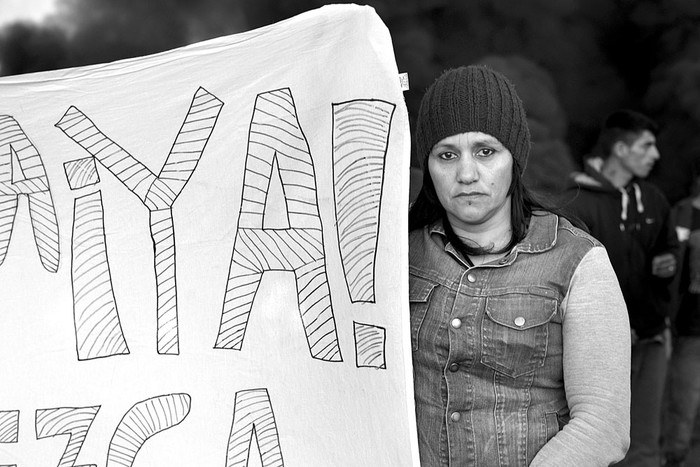 Natalia Rodriguez, madre de Virginia Telis, joven desaparecida el 26 de setiembre, durante una manifestación, ayer, en Ruta 8 km 21, Villa García. Foto: Andrés Cuenca