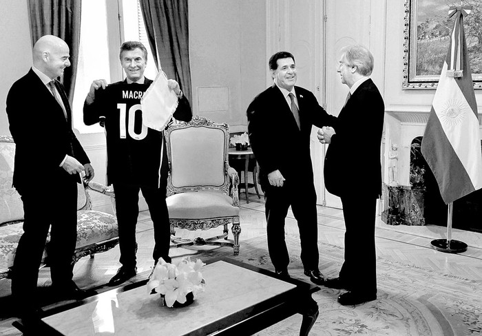 Gianni Infantino, presidente de la FIFA, y los presidentes Mauricio Macri, de Argentina, Horacio Cartes, de Paraguay, y Tabaré Vázquez, de Uruguay, ayer, en la Casa Rosada, en Buenos Aires. Foto: Presidencia argentina, s/d de autor