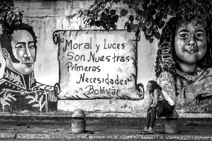 Mural de Simón Bolívar, ayer, frente a un colegio electoral en el municipio de Sucre, en Caracas. Foto: Juan Barreto, AFP