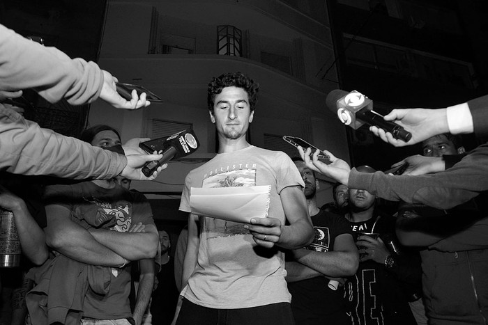 El futbolista Andrés Lamas lee un comunicado al final de la reunión de anoche. Foto: Alessandro Maradei